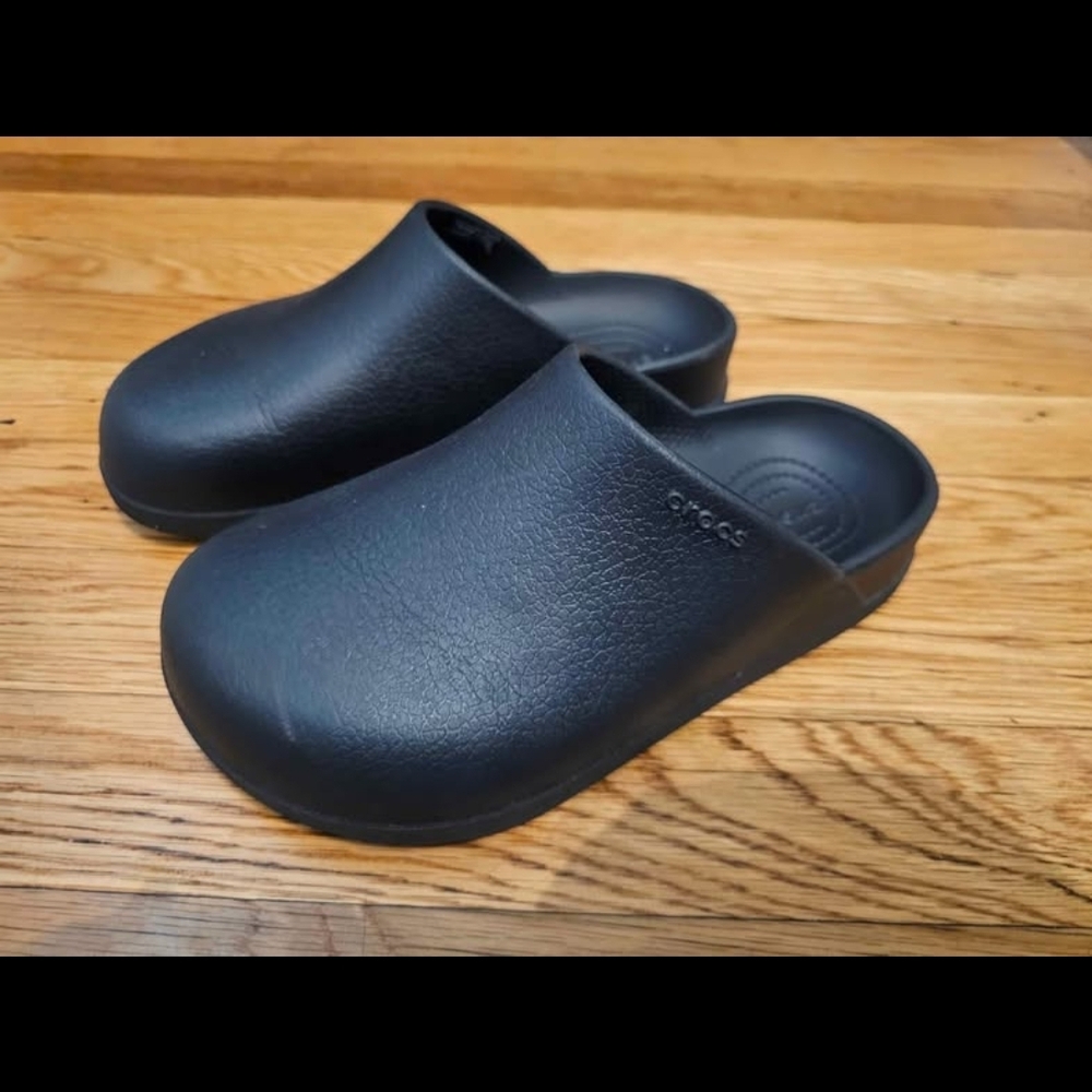 CROCS Classic Black Clogs - Picture 2 of 4